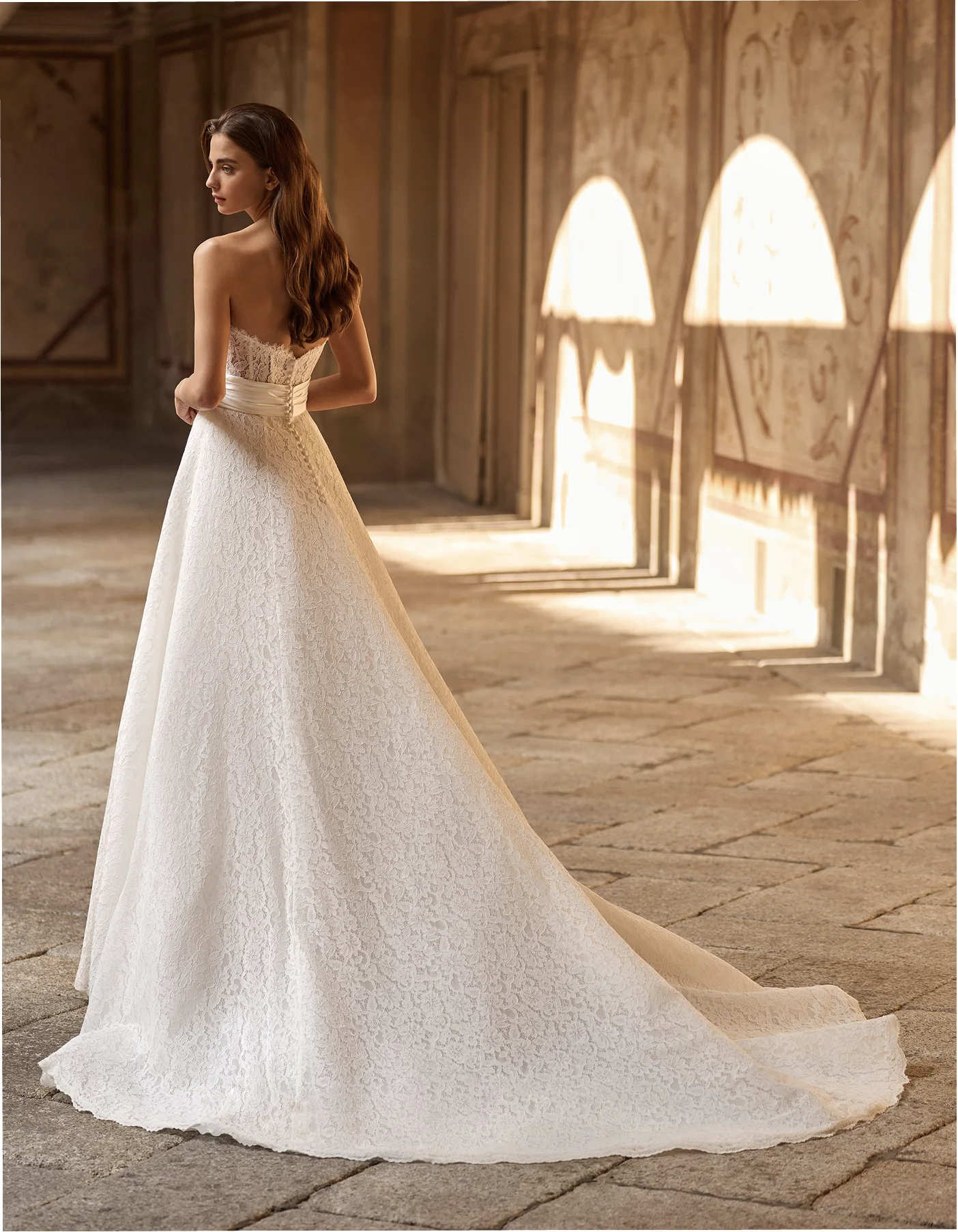 vestido-novia-celine-albertopalatchi-encaje-escotecorazón-espaldaabierta-atelierdebodas