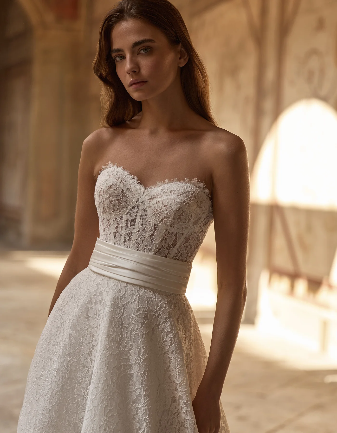 vestido-novia-celine-albertopalatchi-encaje-escotecorazón-espaldaabierta-detalle-atelierdebodas
