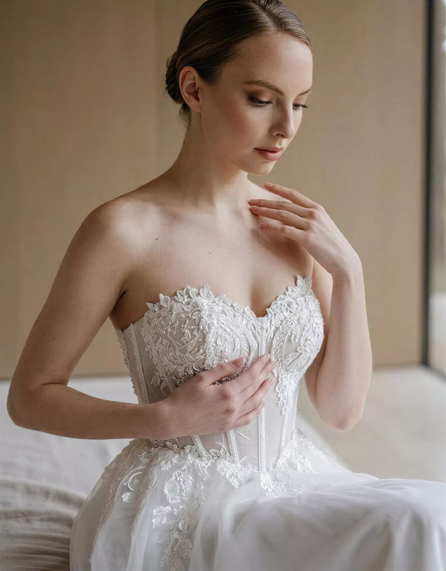 vestido-novia-charlotte-atelieressential-encaje-escotecorazón-espaldacorsé-detalle-atelierdebodas