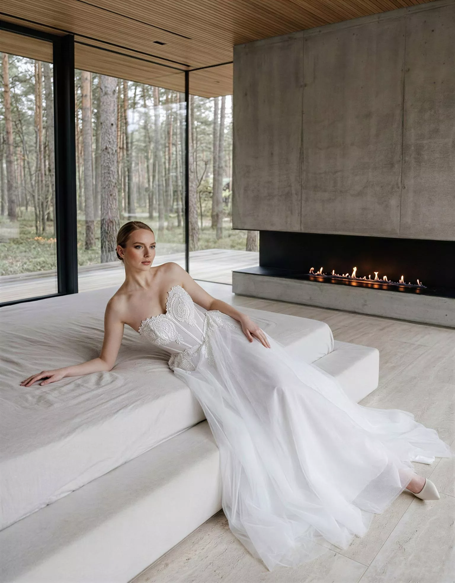 vestido-novia-charlotte-atelieressential-encaje-escotecorazón-espaldacorsé-frente-atelierdebodas