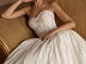 vestido-novia-daniela-albertopalatchi-encaje-escotecorazón-espaldaenu-detalle-atelierdebodas