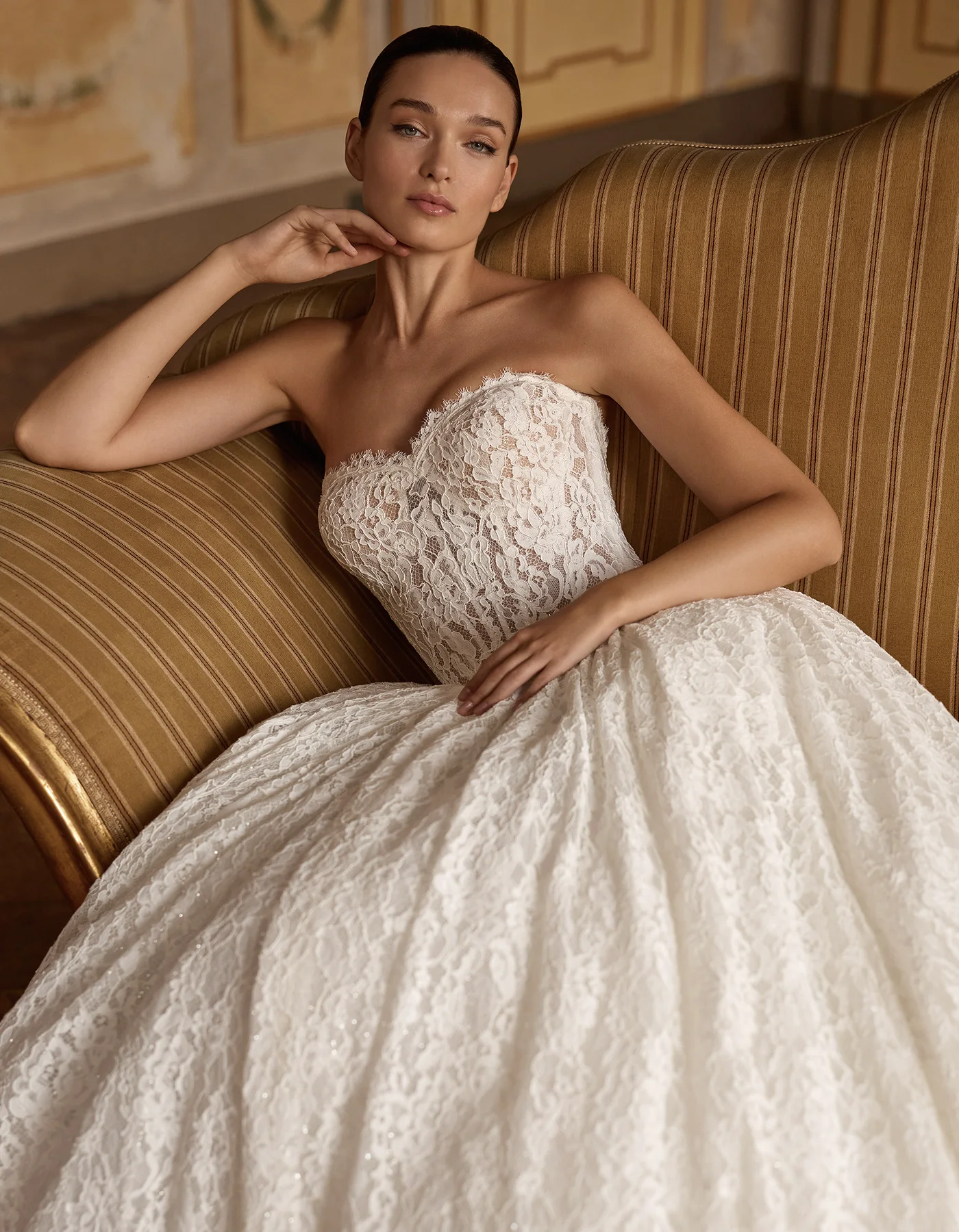 vestido-novia-daniela-albertopalatchi-encaje-escotecorazón-espaldaenu-detalle-atelierdebodas