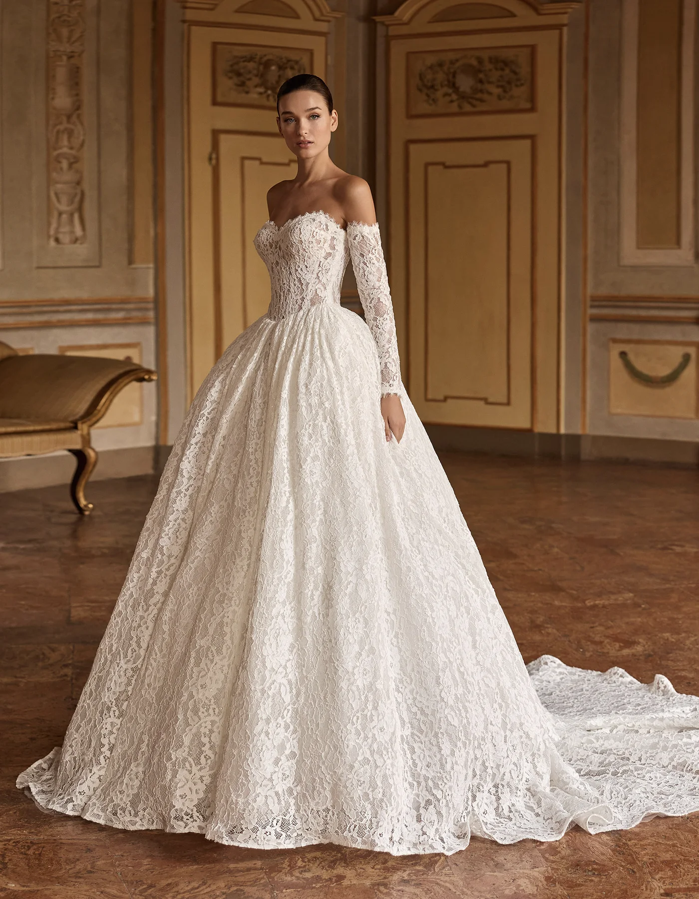 vestido-novia-daniela-albertopalatchi-encaje-escotecorazón-espaldaenu-frente-atelierdebodas