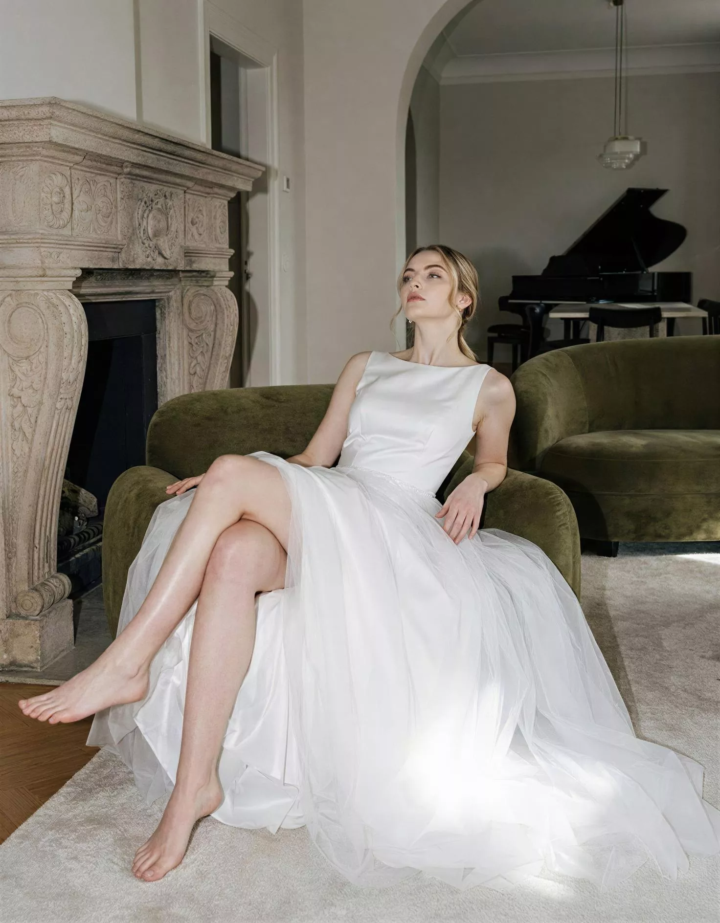 vestido-novia-elis-atelieressential-gasa-escotecerrado-espaldaenv-editorial-atelierdebodas