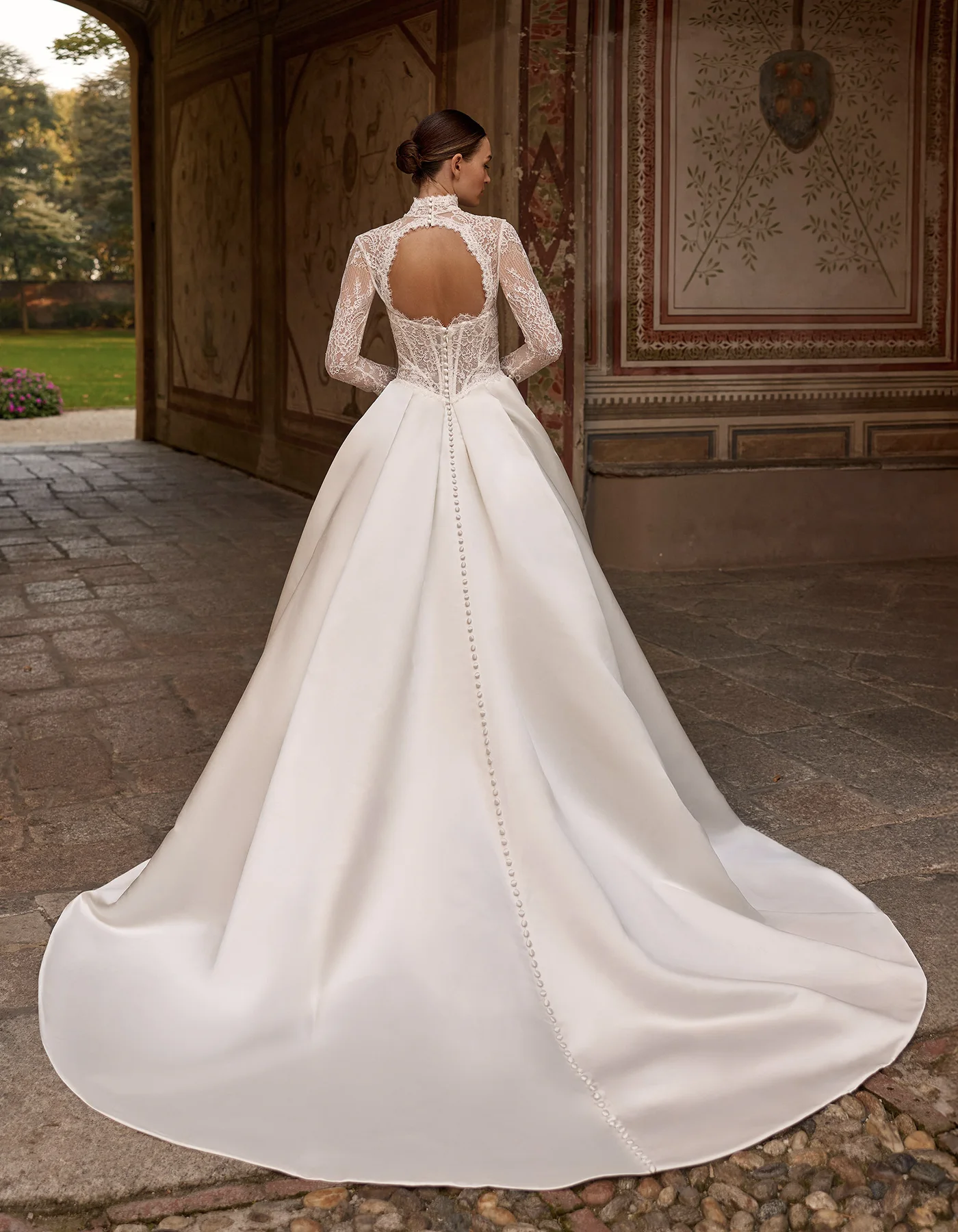 vestido-novia-fiona-albertopalatchi-encaje-escotecerrado-espaldailusion-atelierdebodas