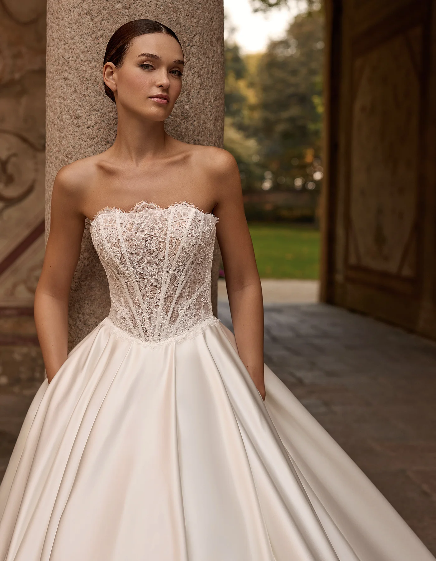 vestido-novia-fiona-albertopalatchi-encaje-escotecerrado-espaldailusion-detalle-atelierdebodas