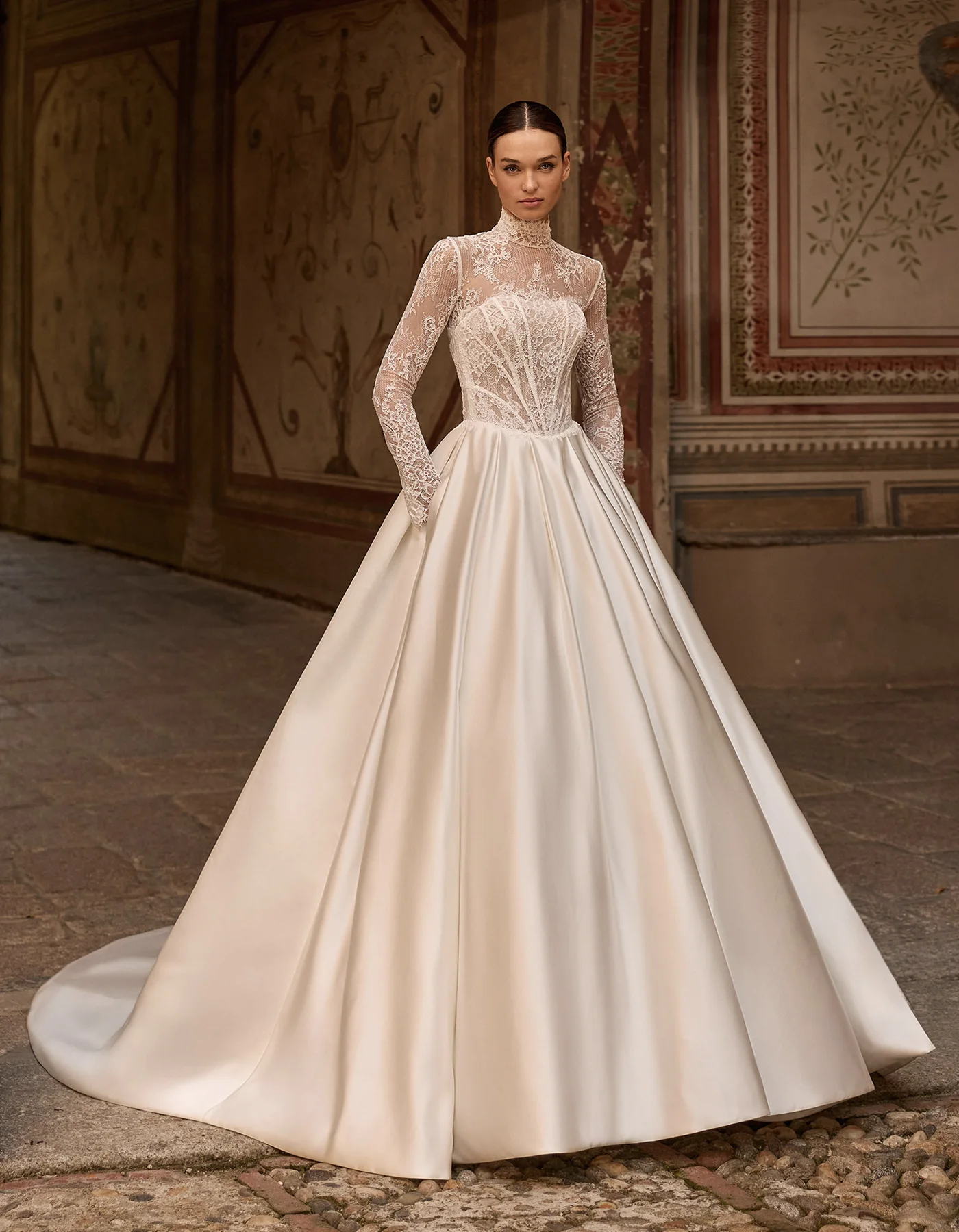 vestido-novia-fiona-albertopalatchi-encaje-escotecerrado-espaldailusion-frente-atelierdebodas