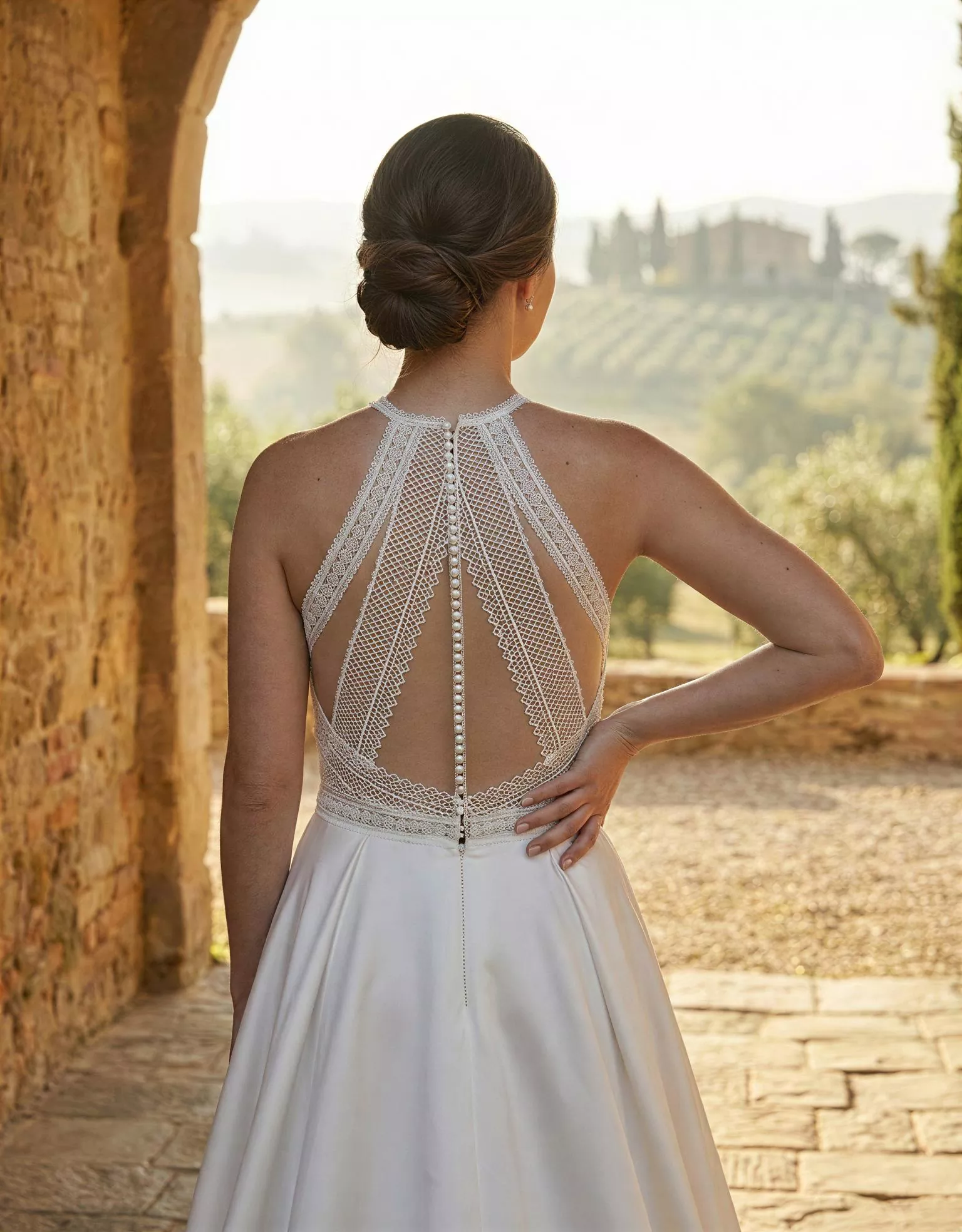 vestido-novia-hanover-atelierromance-encaje-escotecerrado-espaldailusion-atelierdebodas