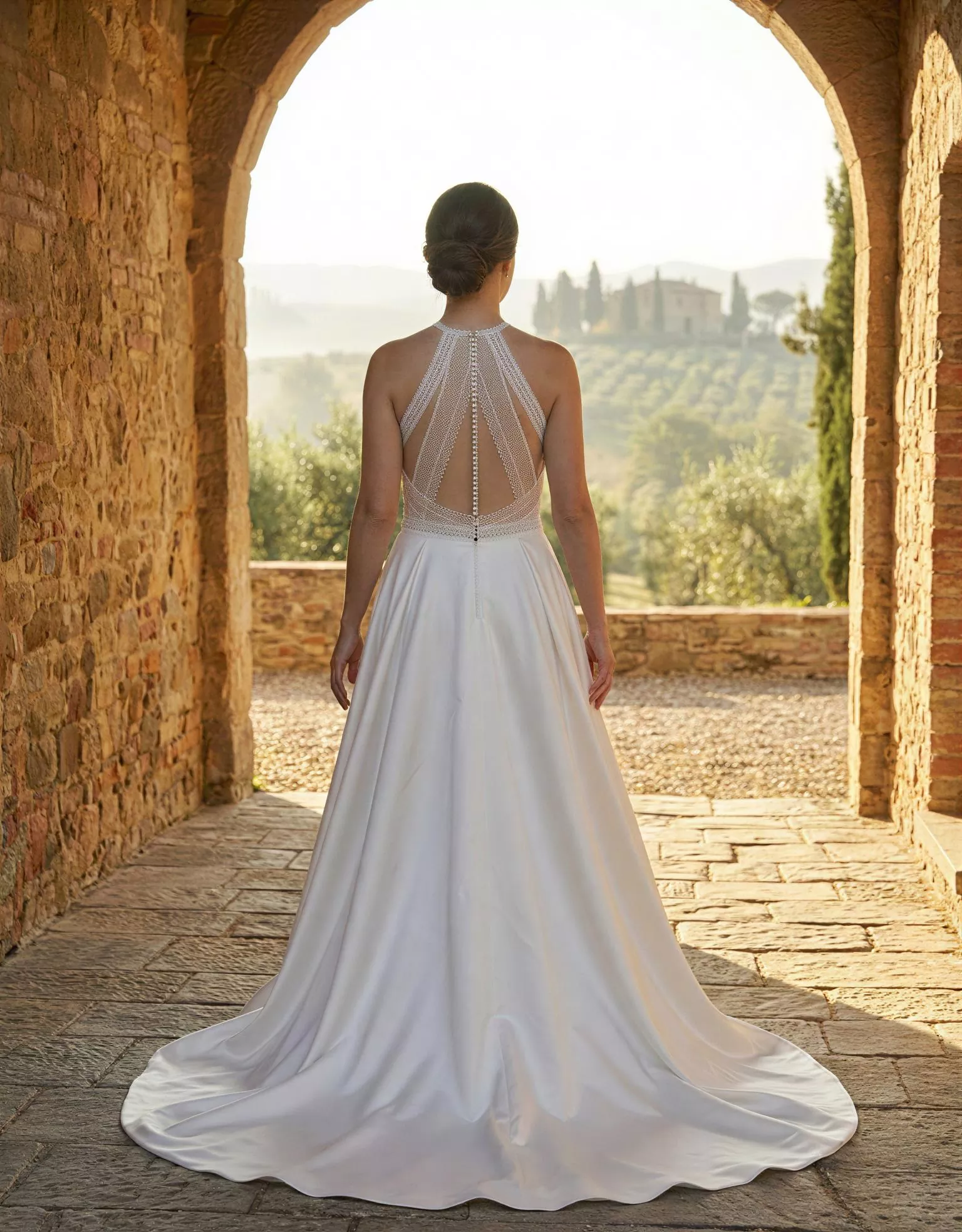 vestido-novia-hanover-atelierromance-encaje-escotecerrado-espaldailusion-espalda-atelierdebodas