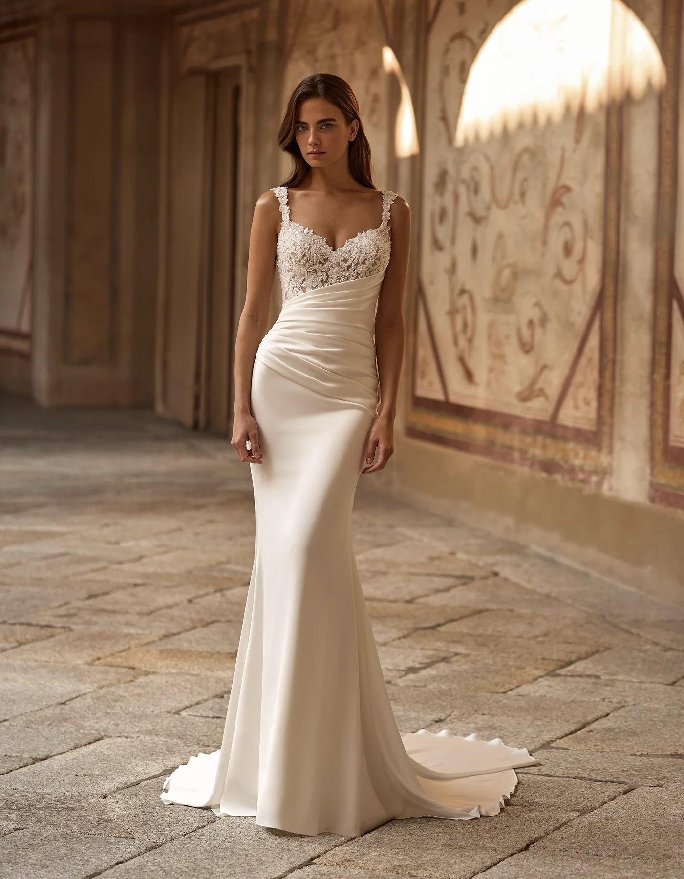 vestido-novia-hebe-albertopalatchi-encaje-escotecorazón-espaldarecta-frente-atelierdebodas