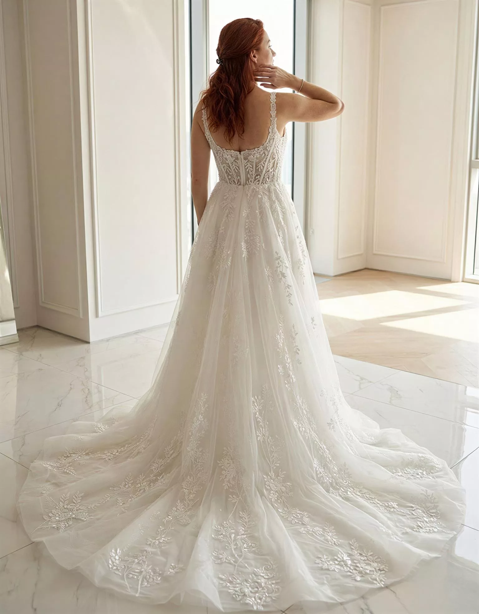 vestido-novia-hemeryn-atelierboheme-encaje-escoterecto-espaldaenu-atelierdebodas