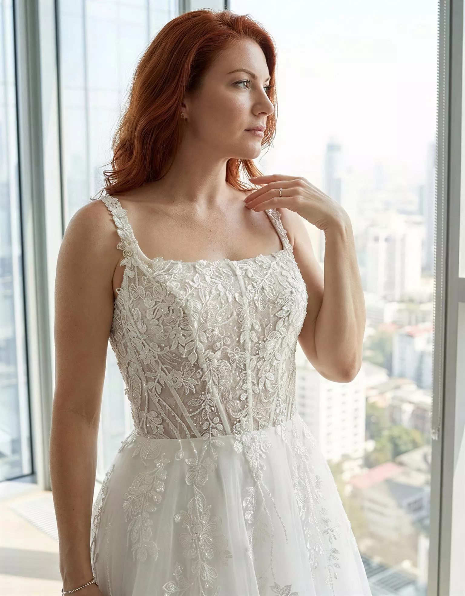 vestido-novia-hemeryn-atelierboheme-encaje-escoterecto-espaldaenu-detalle-atelierdebodas