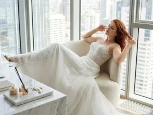 vestido-novia-hemeryn-atelierboheme-encaje-escoterecto-espaldaenu-frente-atelierdebodas