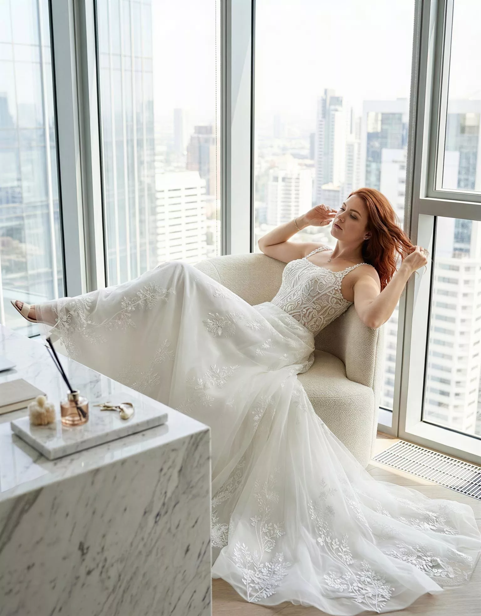 vestido-novia-hemeryn-atelierboheme-encaje-escoterecto-espaldaenu-frente-atelierdebodas