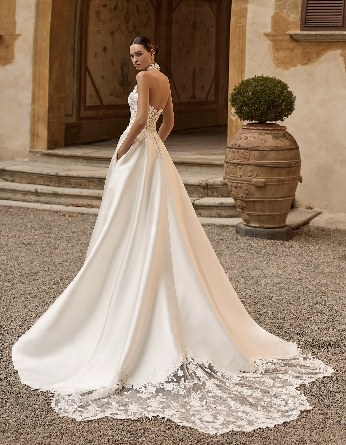 vestido-novia-irma-albertopalatchi-encaje-escoteilusión-espaldarecta-atelierdebodas