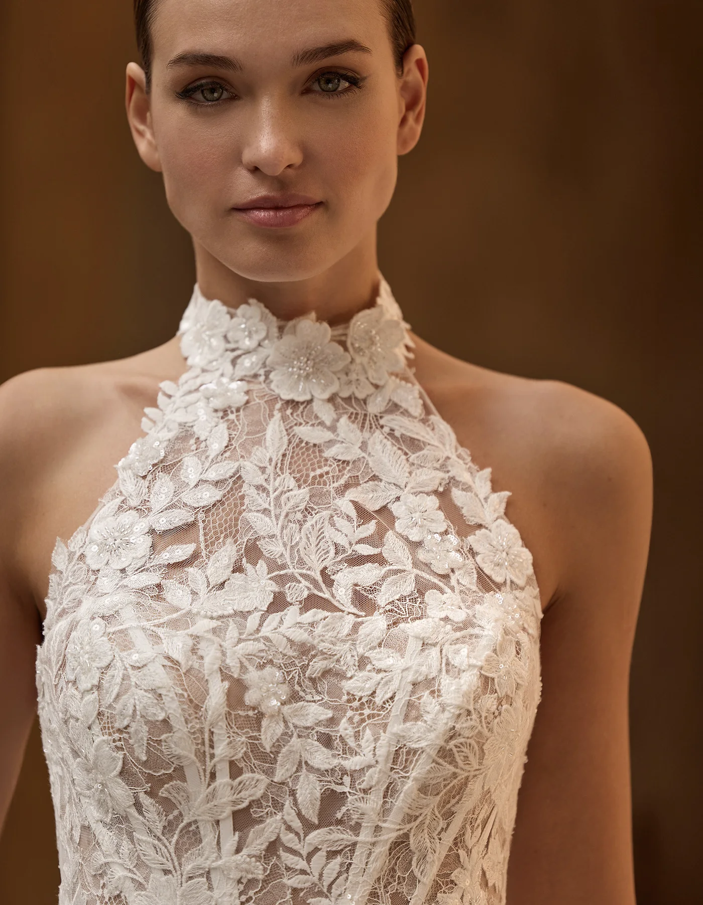 vestido-novia-irma-albertopalatchi-encaje-escoteilusión-espaldarecta-detalle-atelierdebodas