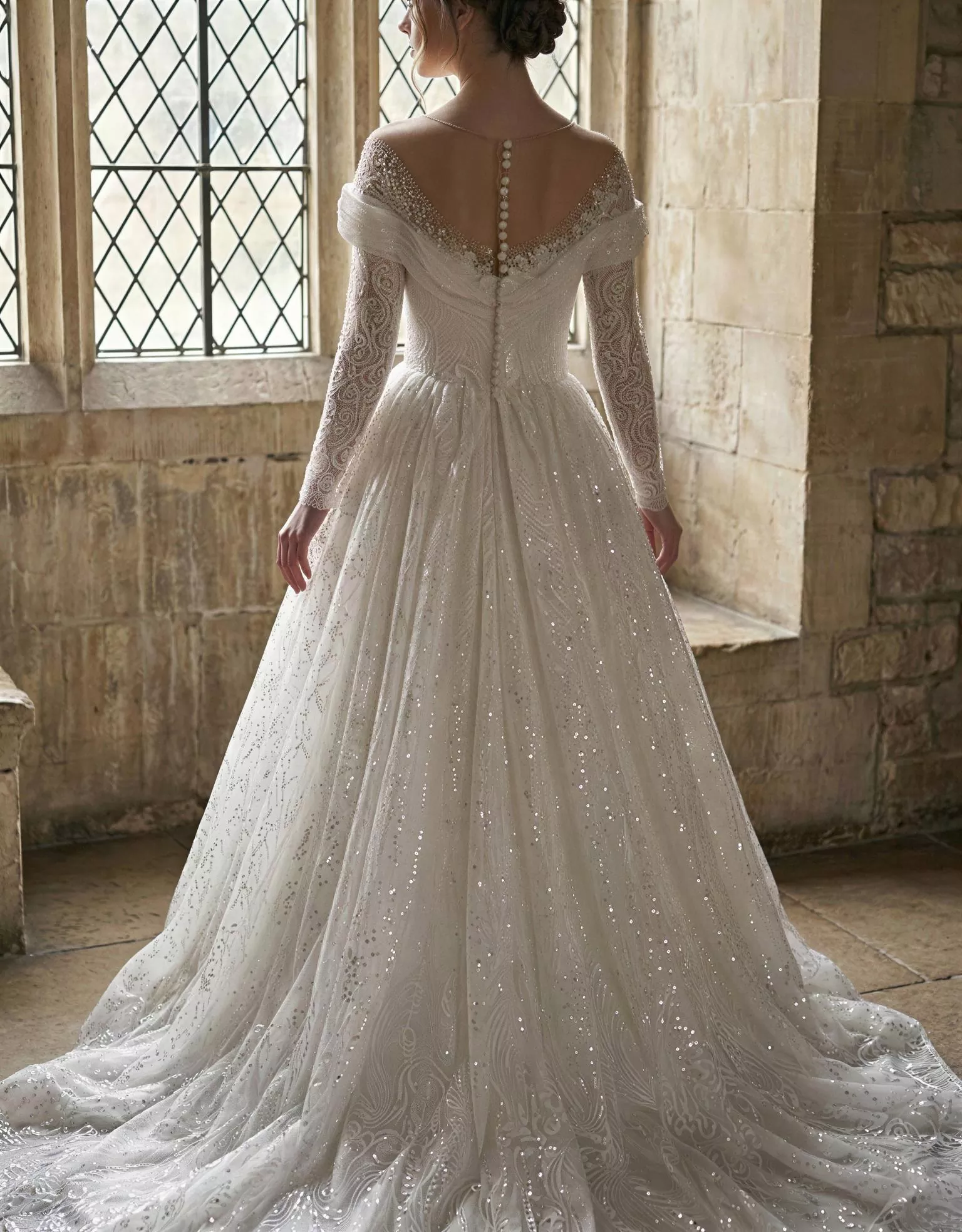 vestido-novia-laurea-ateliercouture-encaje-escotecorazón-espaldacerrada-espalda-atelierdebodas