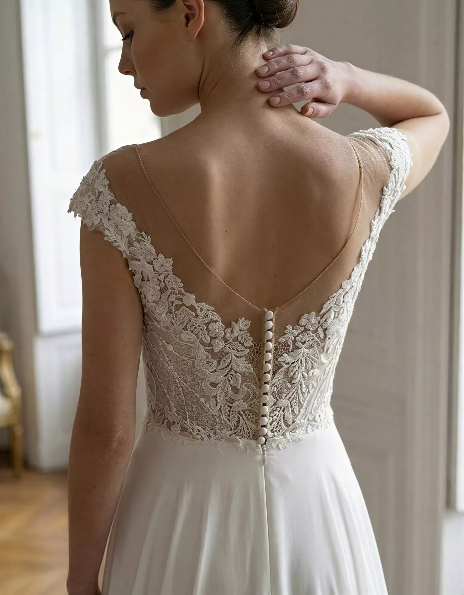vestido-novia-lotus-atelierromance-encaje-escoteenv-espaldaenv-detalleespalda-atelierdebodas