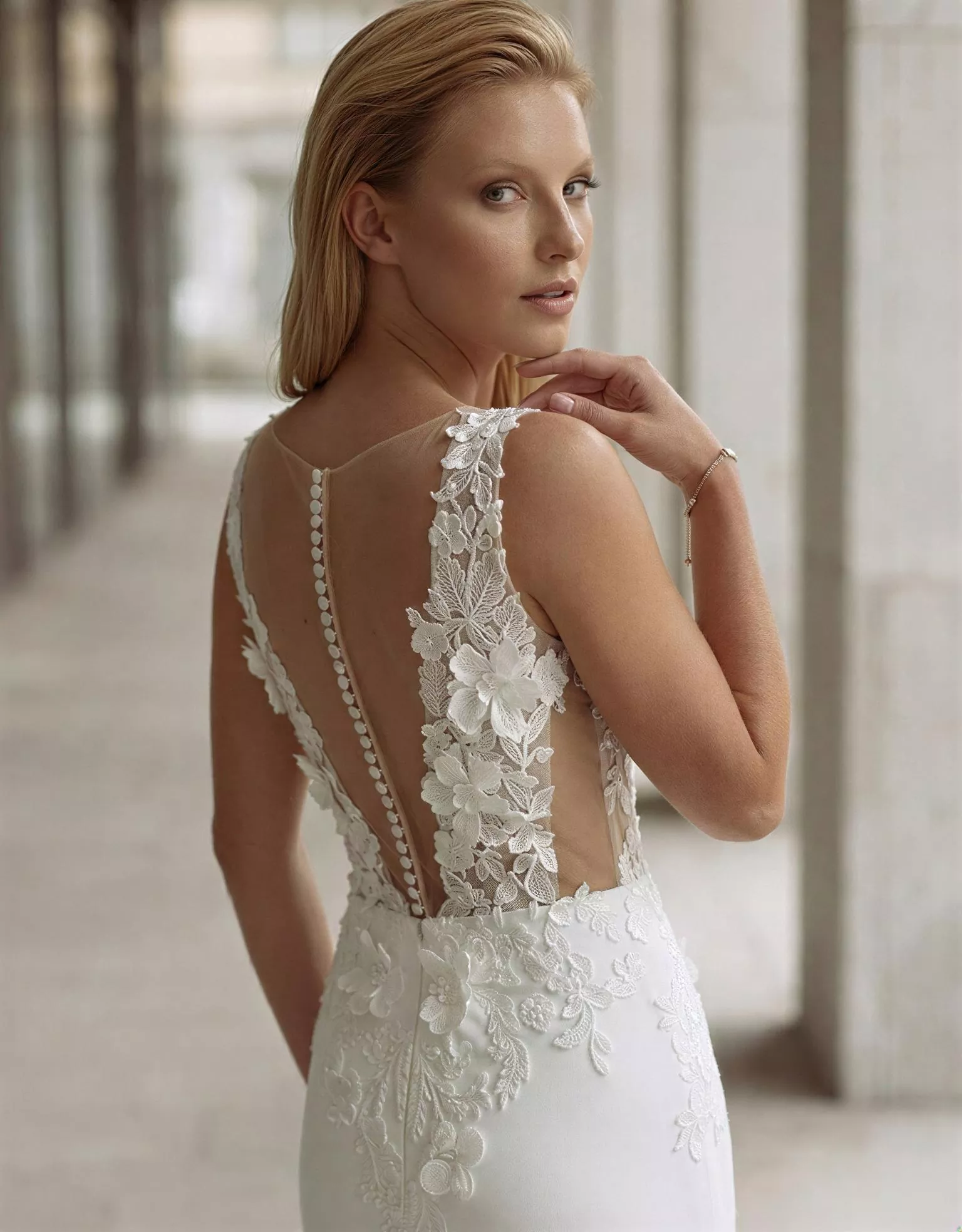 vestido-novia-lucrezia-atelierromance-encaje-escoteenv-espaldacerrada-detalleespalda-atelierdebodas