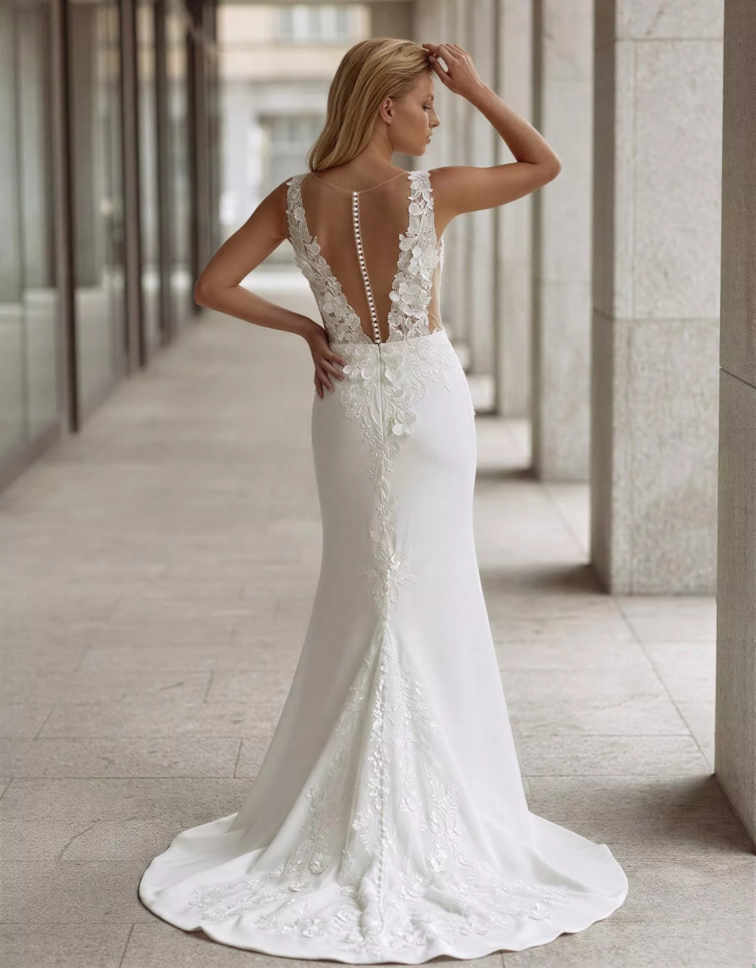 vestido-novia-lucrezia-atelierromance-encaje-escoteenv-espaldacerrada-espalda-atelierdebodas