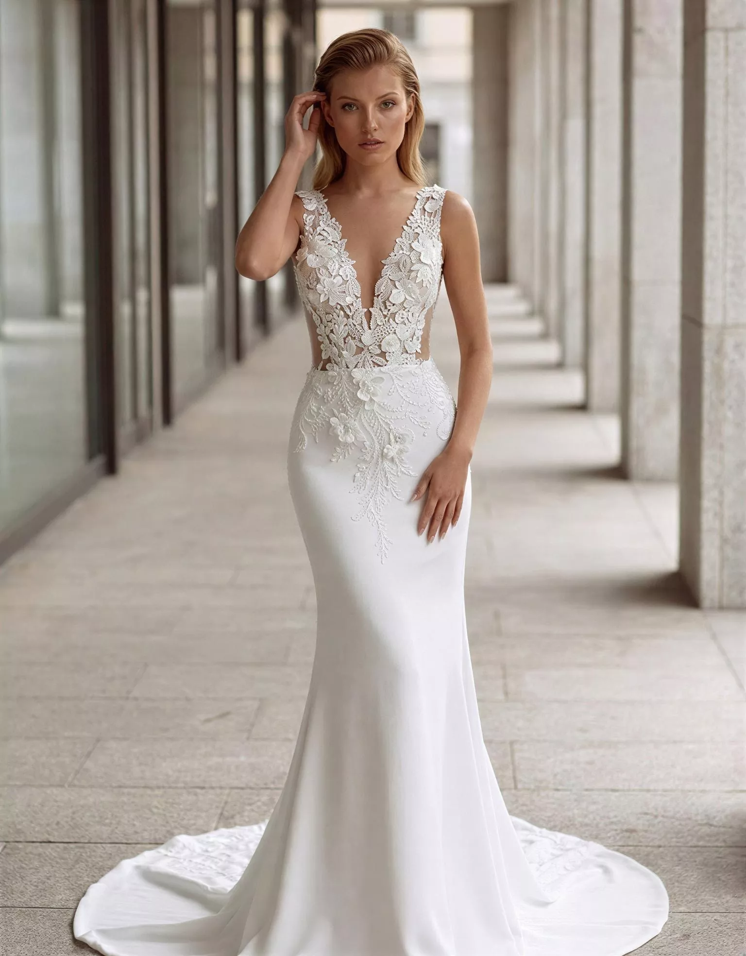 vestido-novia-lucrezia-atelierromance-encaje-escoteenv-espaldacerrada-frente-atelierdebodas