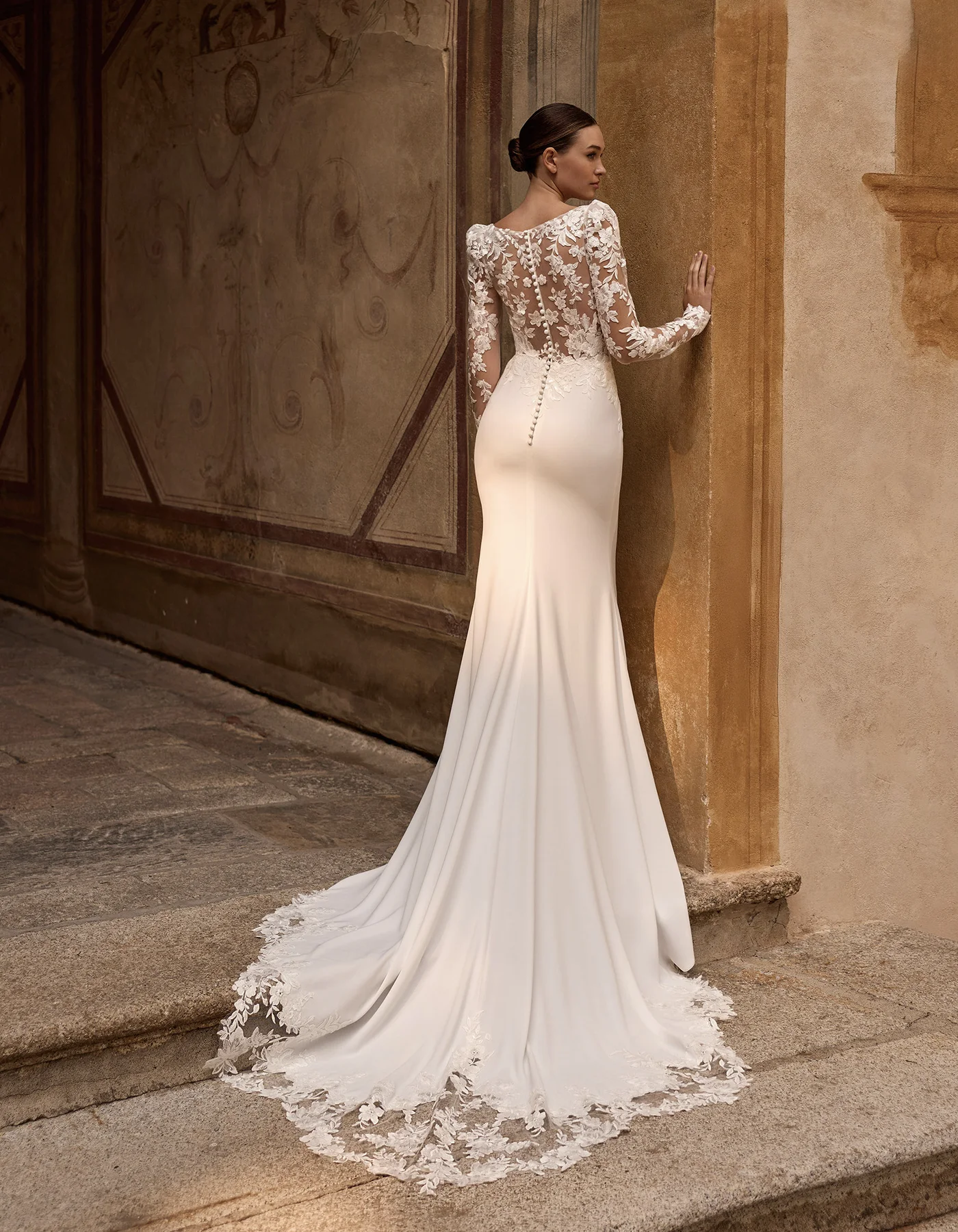 vestido-novia-madonna-albertopalatchi-encaje-escoterecto-espaldacerrada-atelierdebodas