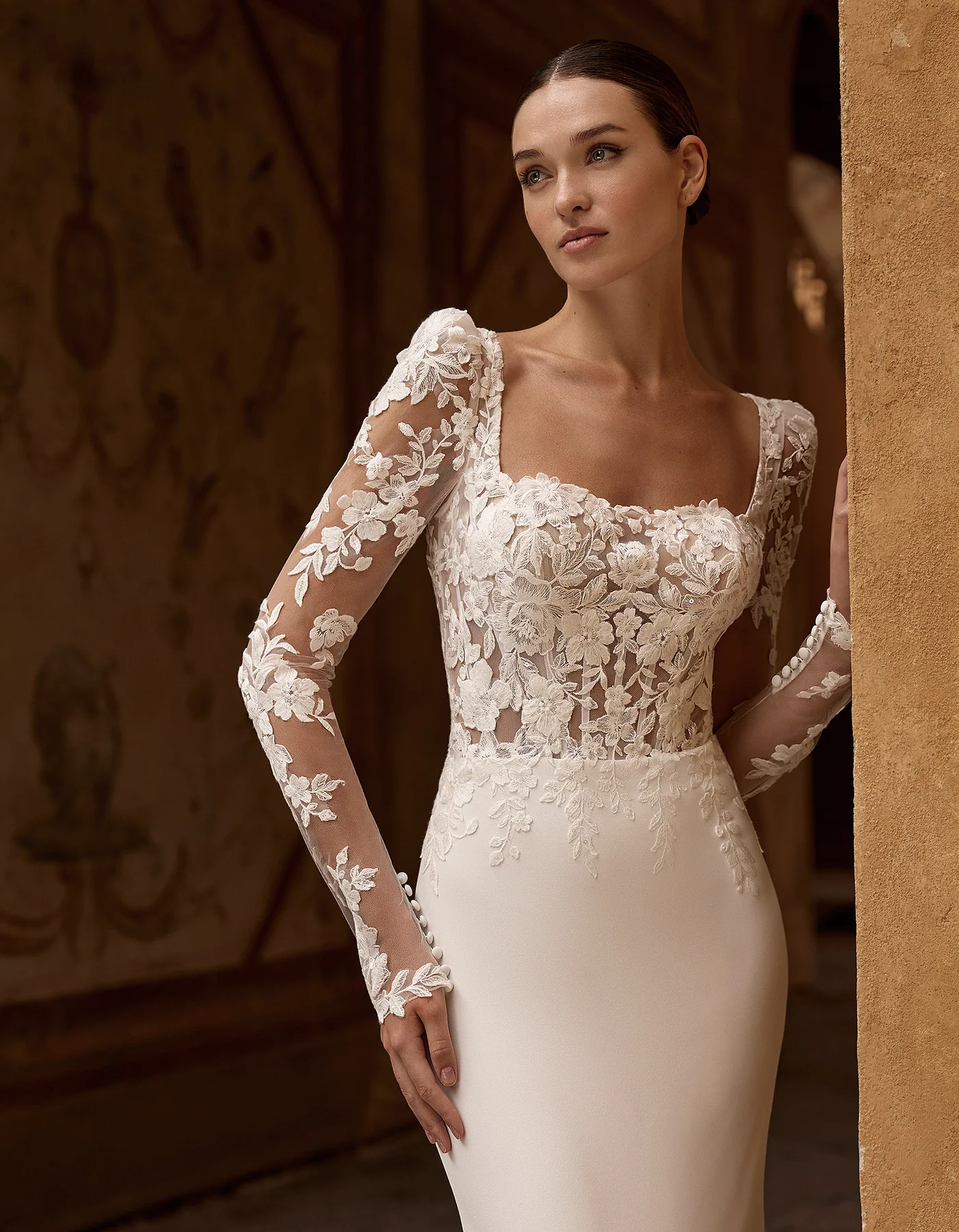 vestido-novia-madonna-albertopalatchi-encaje-escoterecto-espaldacerrada-detalle-atelierdebodas