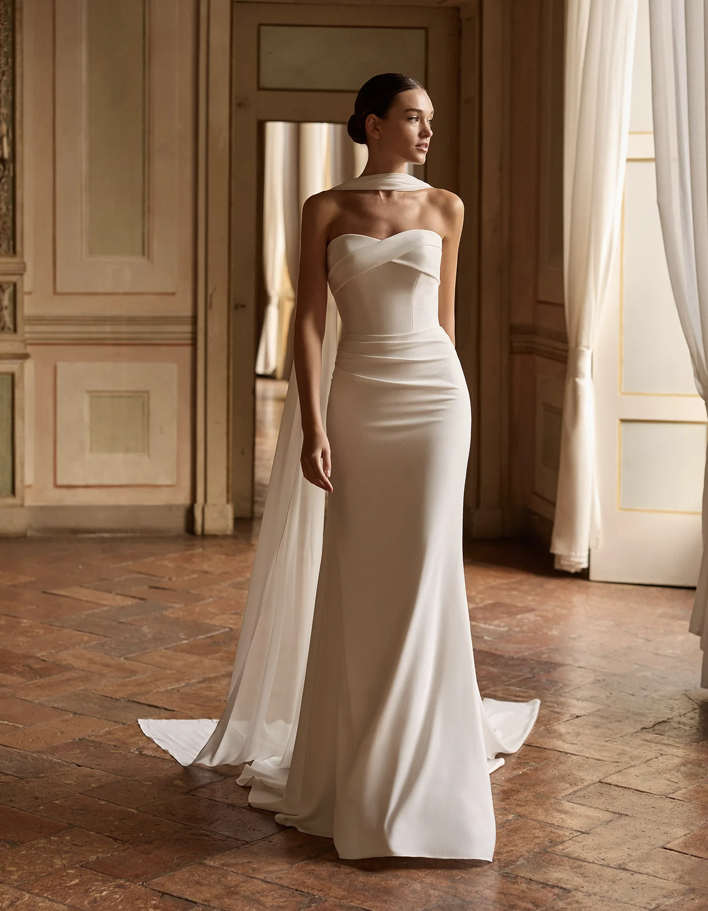 vestido-novia-malin-albertopalatchi-crepé-escotecorazón-espaldaenu-frente-atelierdebodas