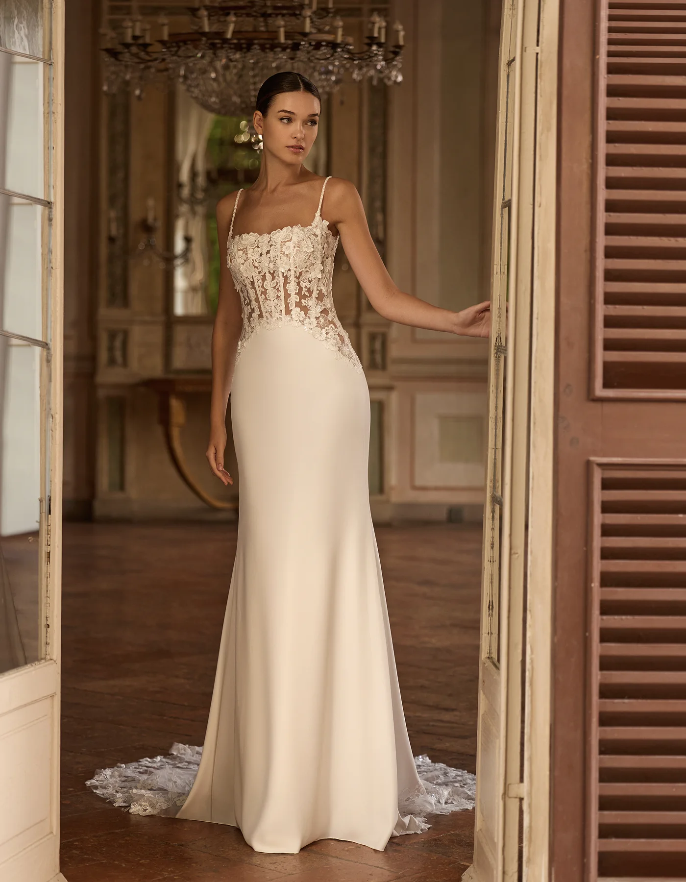 vestido-novia-miley-albertopalatchi-crepé-escoterecto-espaldailusion-frente-atelierdebodas