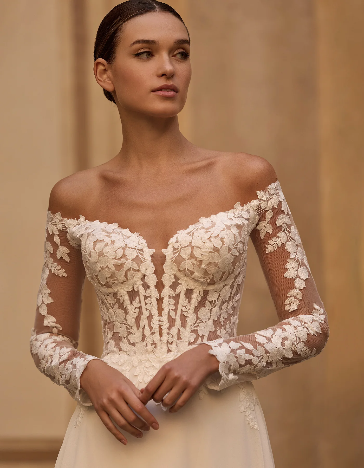 vestido-novia-ornella-albertopalatchi-encaje-escotecorazón-espaldaenv-detalle-atelierdebodas