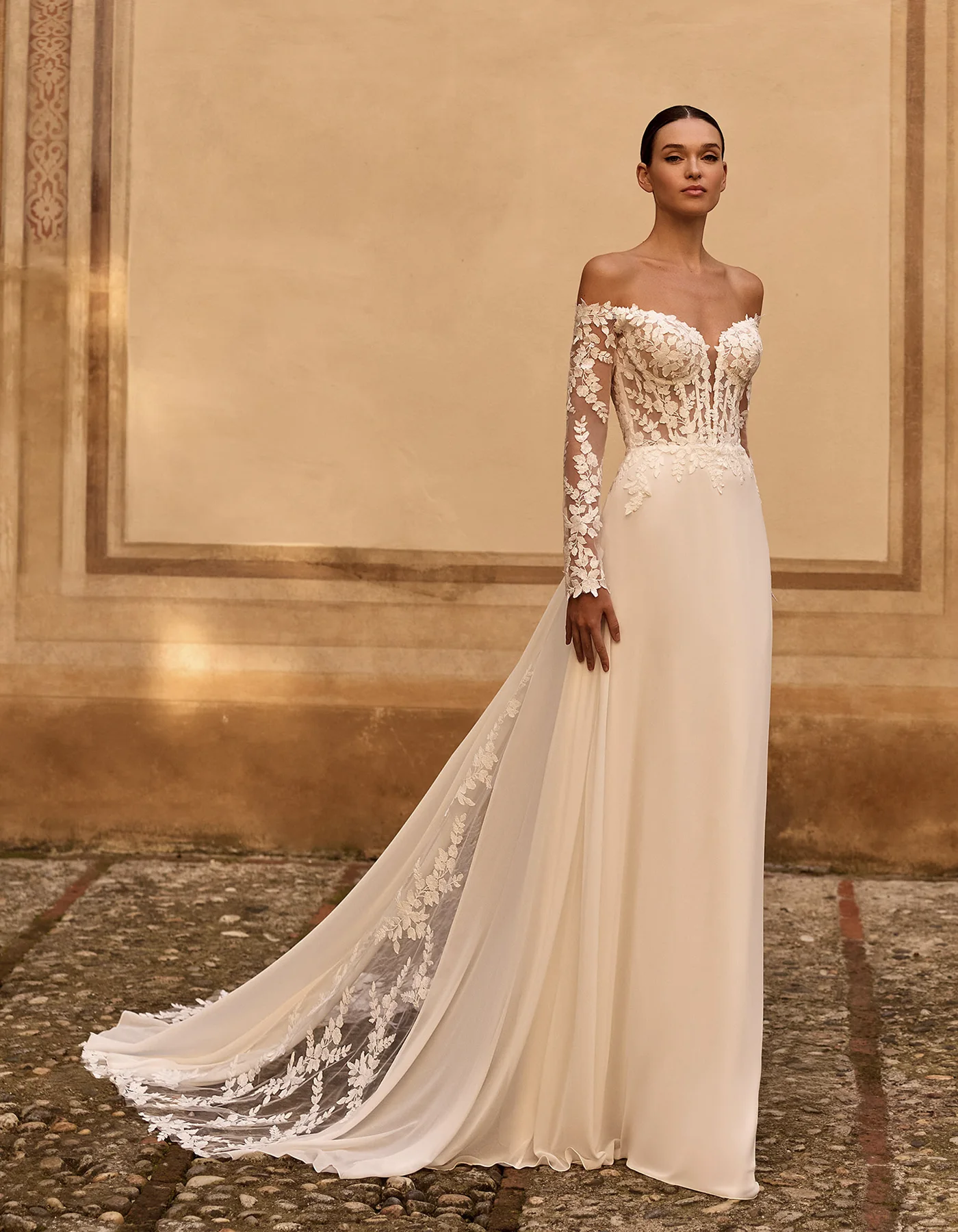 vestido-novia-ornella-albertopalatchi-encaje-escotecorazón-espaldaenv-frente-atelierdebodas