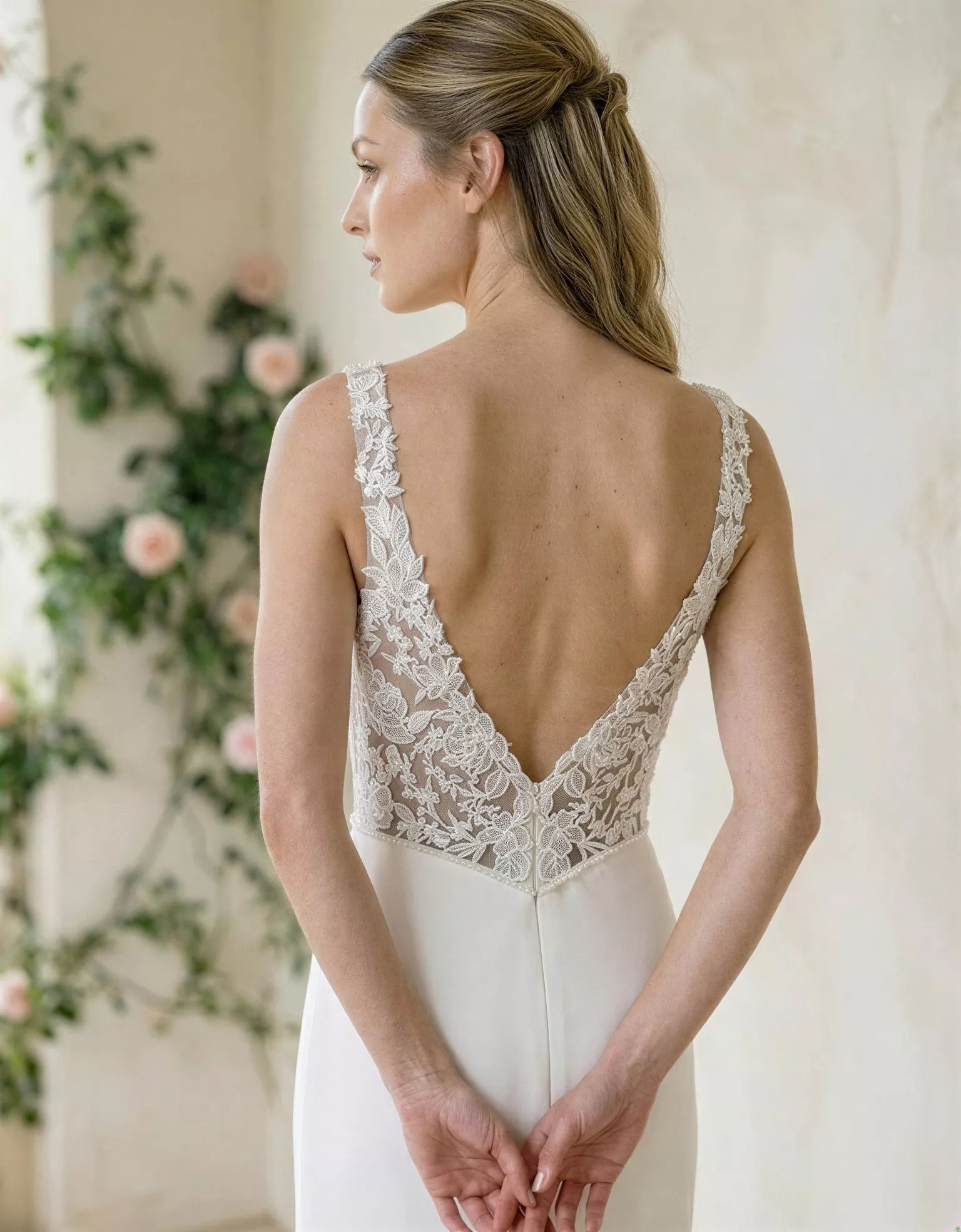 vestido-novia-pavane-atelierromance-satén-escoteenv-espaldaenv-detalleespalda-atelierdebodas