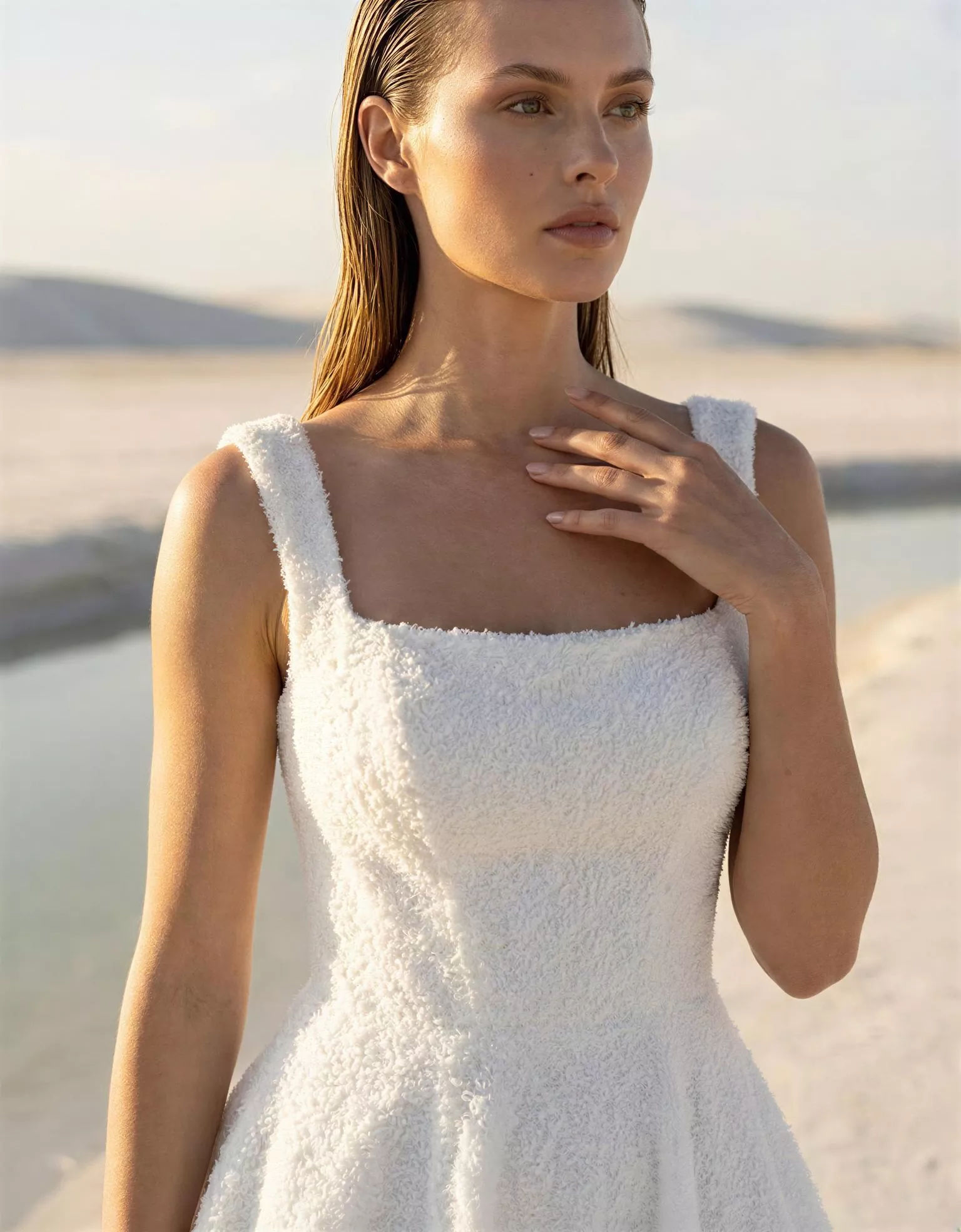 vestido-novia-pyrma-atelieressential-satén-escoterecto-espaldarecta-detalle-atelierdebodas