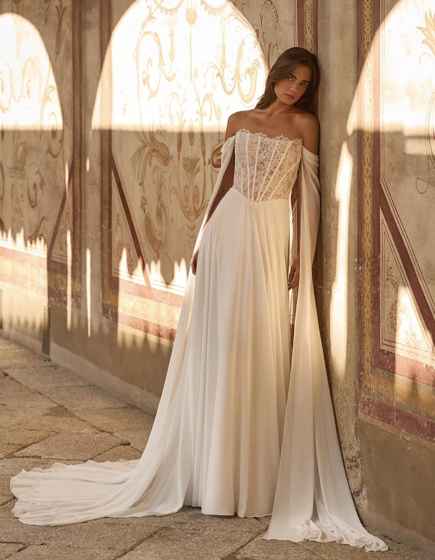 vestido-novia-rafaella-albertopalatchi-encaje-escoterecto-espaldarecta-frente-atelierdebodas