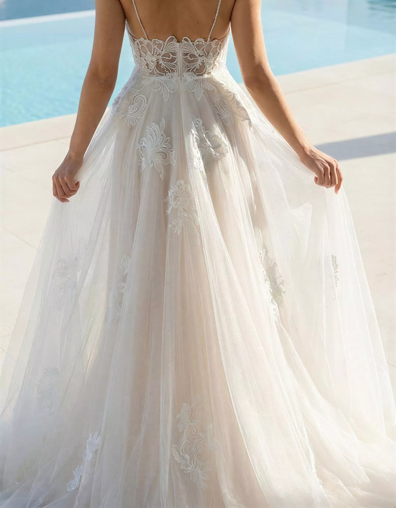 vestido-novia-ramona-atelierromance-encaje-escoteenv-espaldaenv-detalleespalda-atelierdebodas