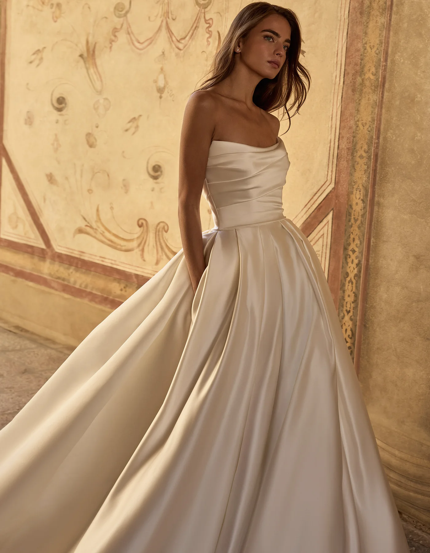 vestido-novia-selena-albertopalatchi-crepé-escoteenv-espaldarecta-detalle-atelierdebodas