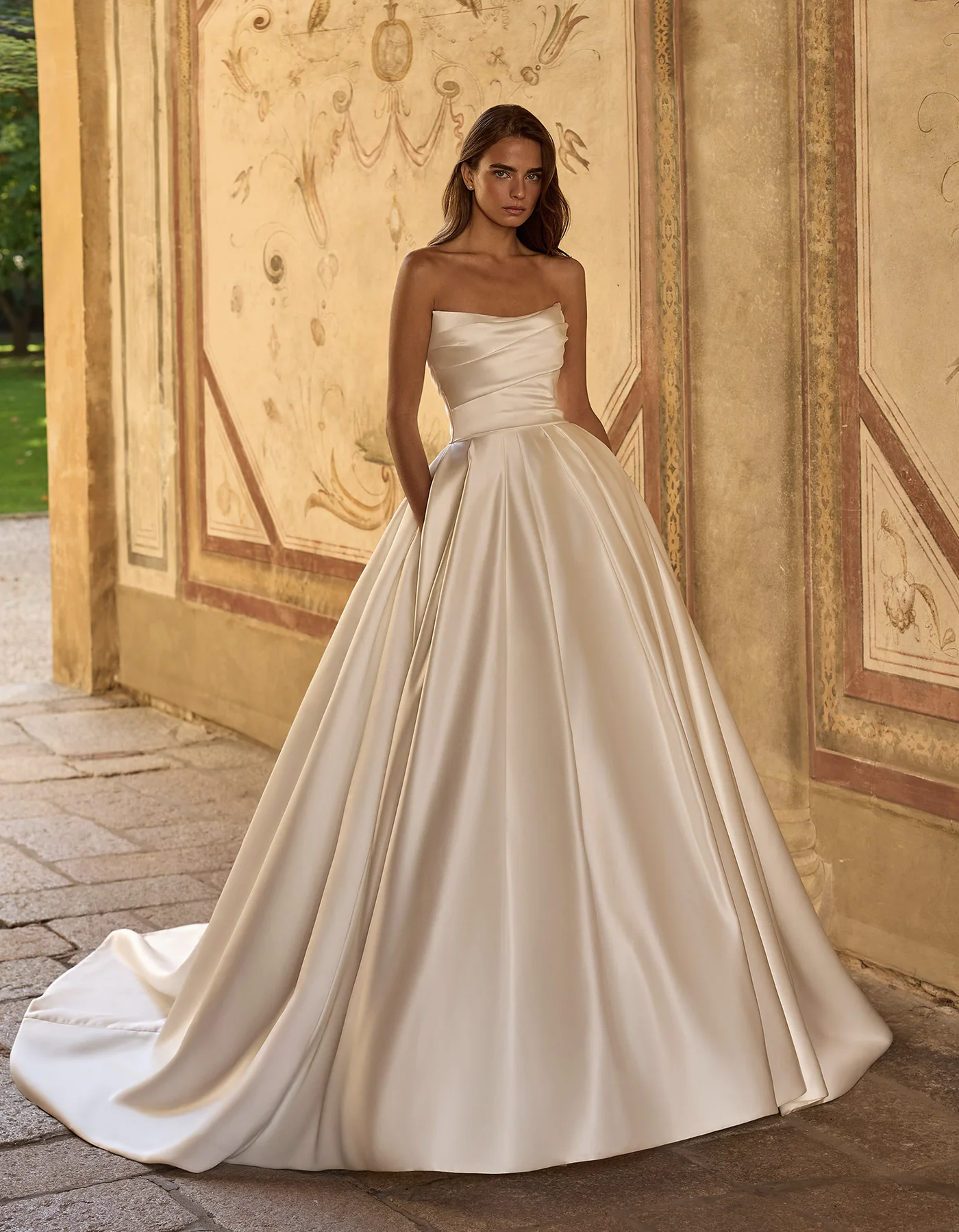 vestido-novia-selena-albertopalatchi-crepé-escoteenv-espaldarecta-frenteatelierdebodas