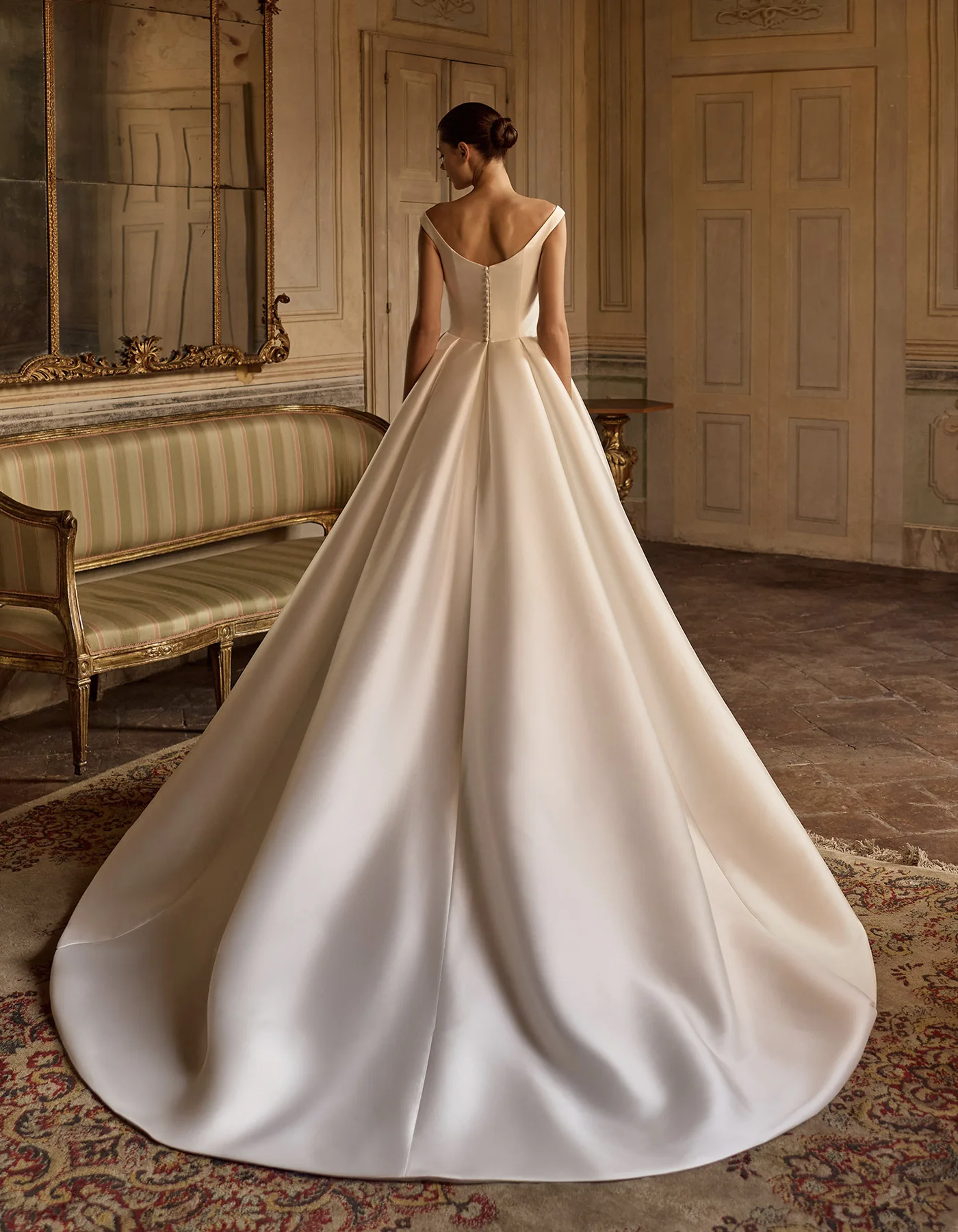 vestido-novia-sissel-albertopalatchi-crepé-escoterecto-espaldaenu-atelierdebodas