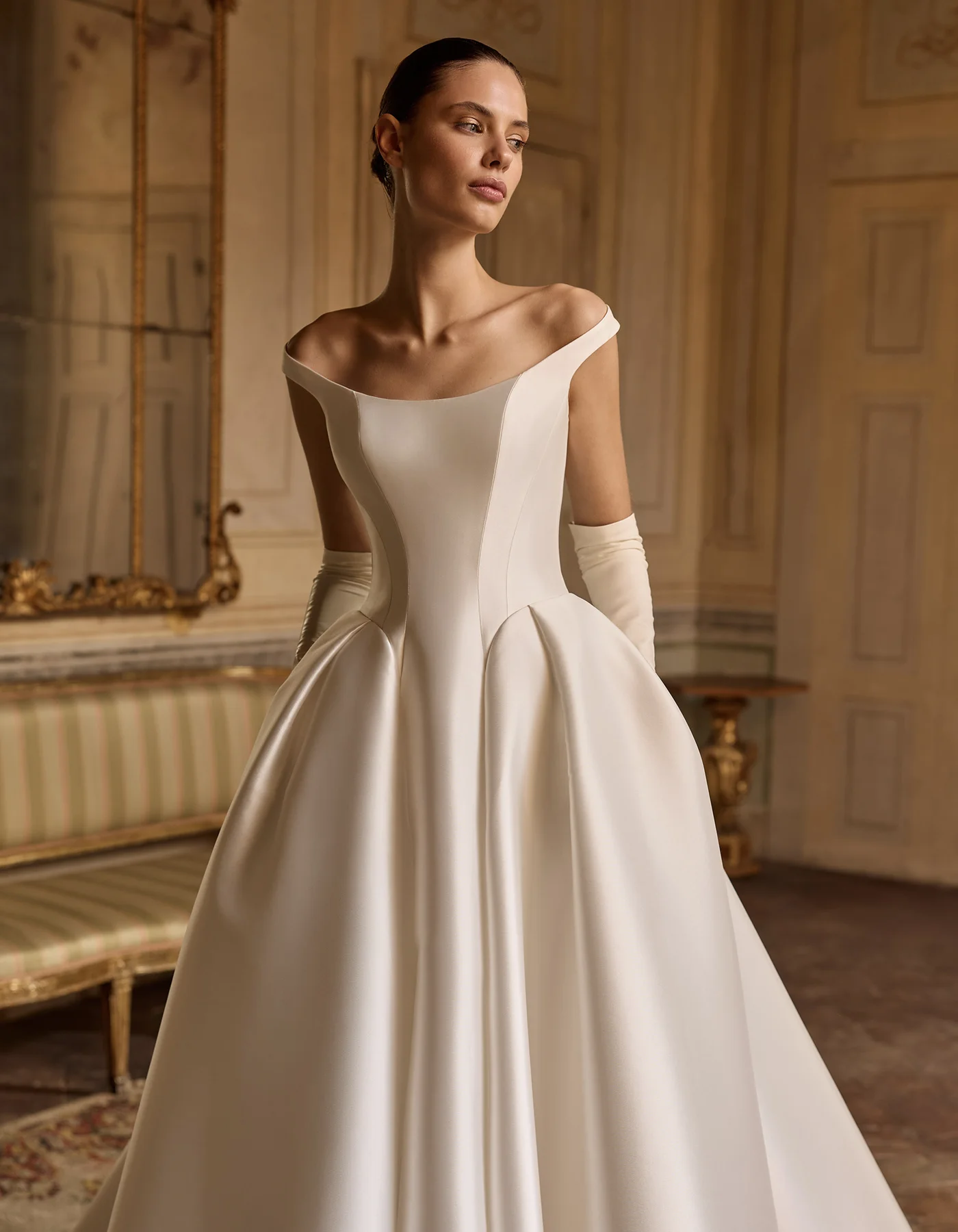 vestido-novia-sissel-albertopalatchi-crepé-escoterecto-espaldaenu-detalle-atelierdebodas