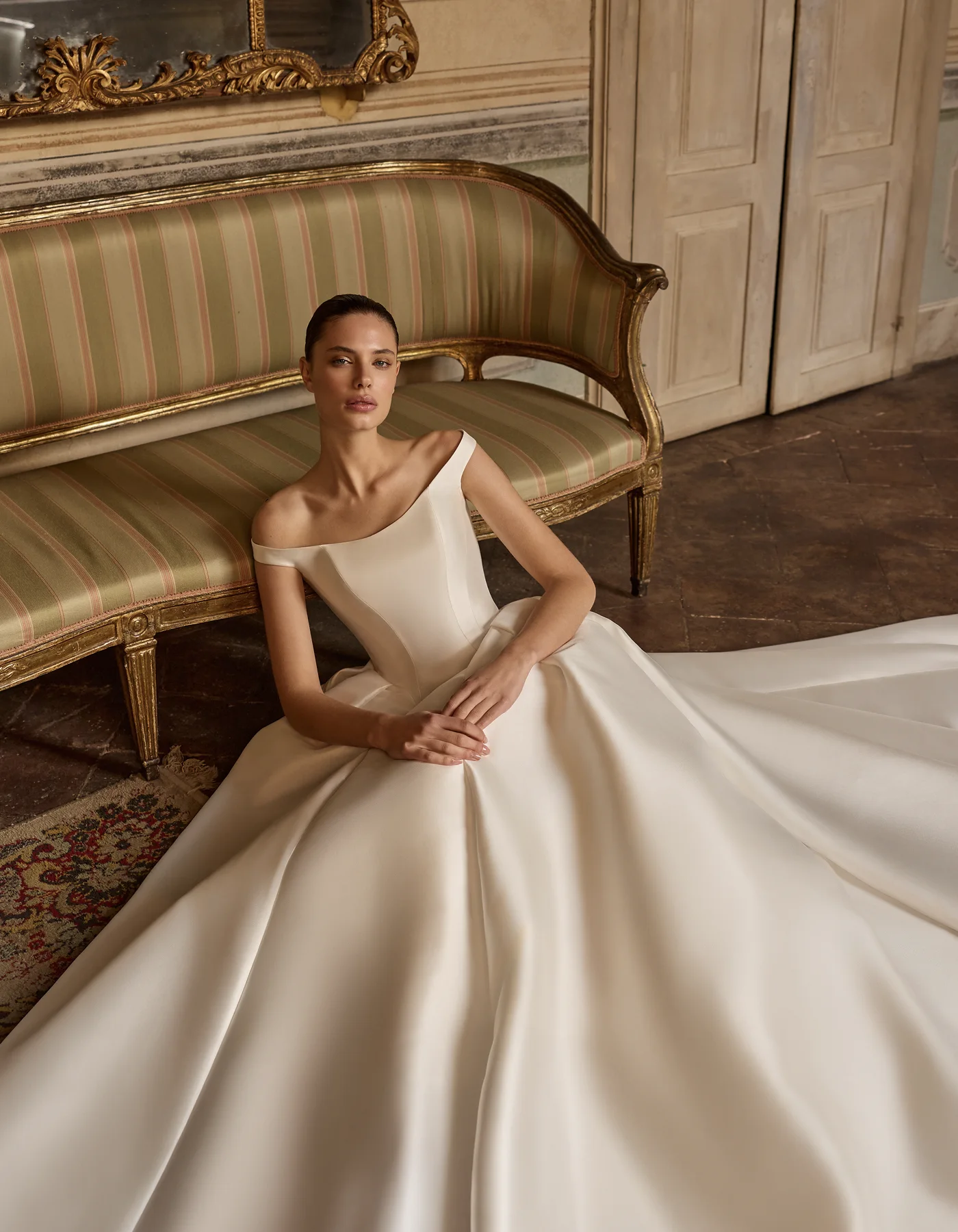 vestido-novia-sissel-albertopalatchi-crepé-escoterecto-espaldaenu-editorial-atelierdebodas