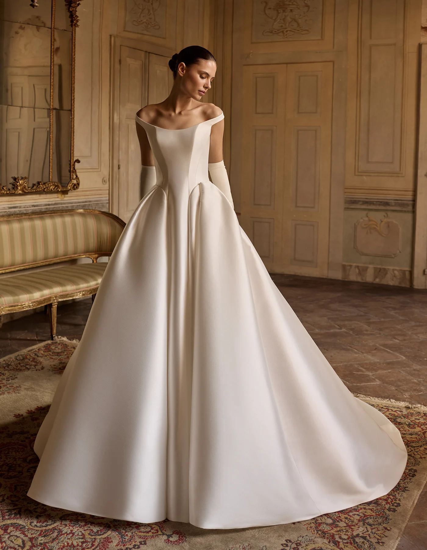 vestido-novia-sissel-albertopalatchi-crepé-escoterecto-espaldaenu-frente-atelierdebodas