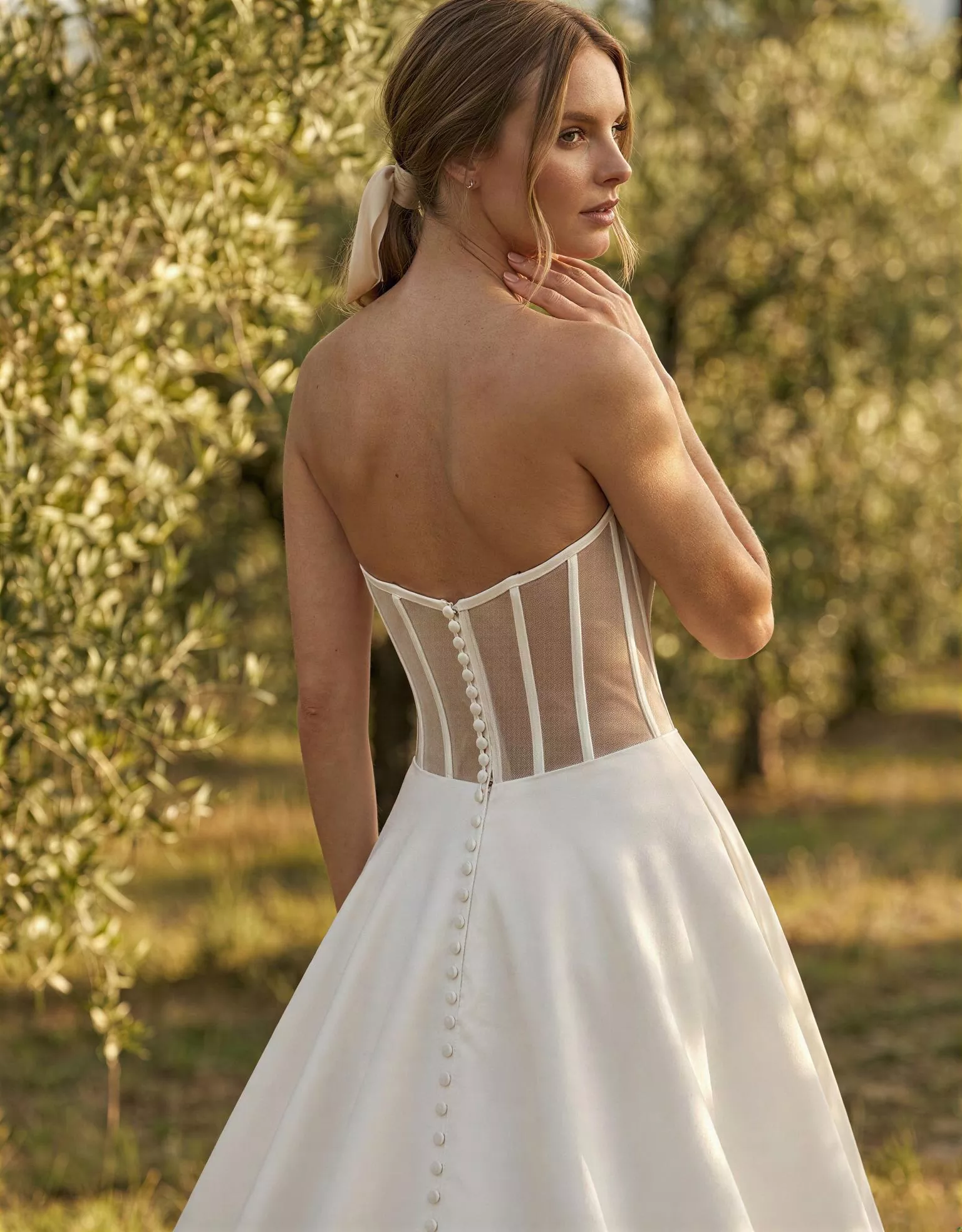 vestido-novia-vitorina-atelieressential-encaje-escoteenv-espaldarecta-detalleespalda-atelierdebodas