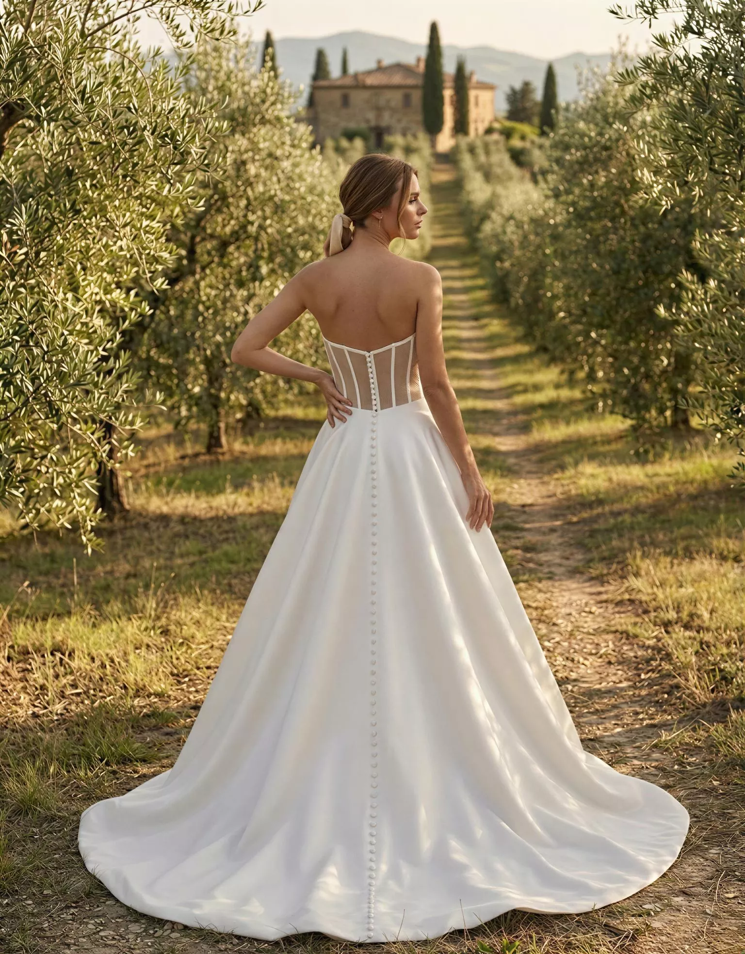 vestido-novia-vitorina-atelieressential-encaje-escoteenv-espaldarecta-edpalda-atelierdebodas
