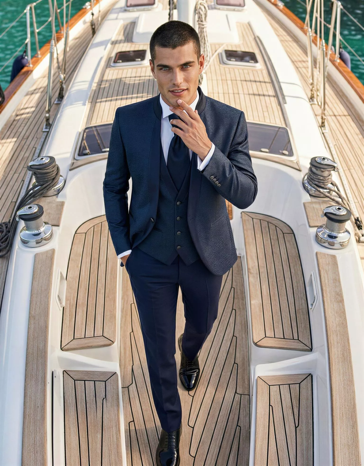 Traje de novio Alexandros, pose cenital, color azul zafiro, cuello mao, Atelier Masculini