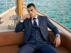 Traje de novio Alexandros, pose proa, color azul zafiro, cuello mao, Atelier Masculini