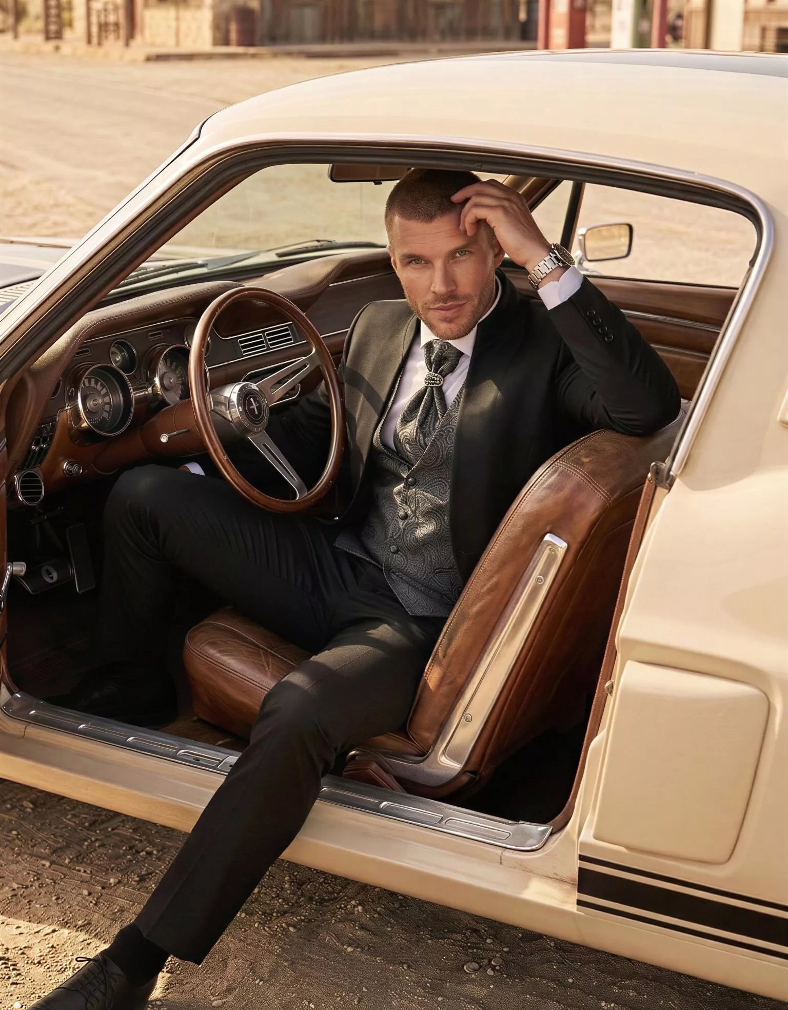 Traje de novio Athanasios, pose coche, color negro, cuello mao, Atelier Masculini