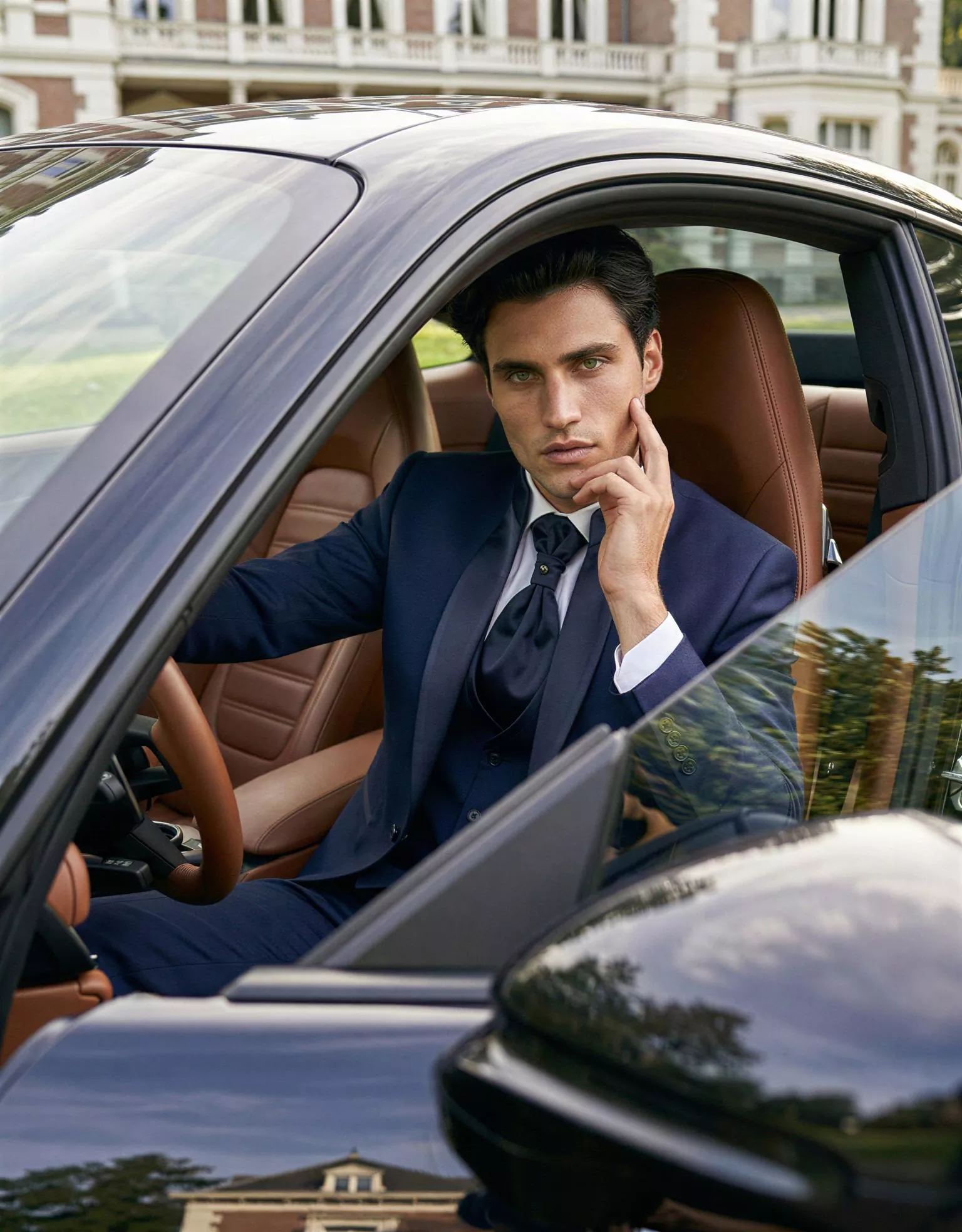 Traje de novio Atlas, pose coche, color azul noche, cuello mao, Atelier Masculini