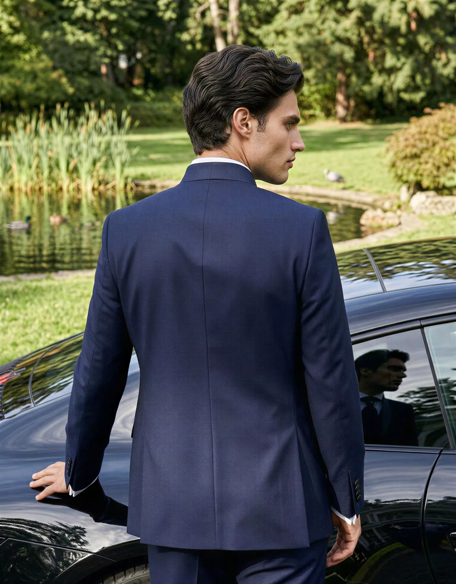 Traje de novio Atlas, pose espalda, color azul noche, cuello mao, Atelier Masculini