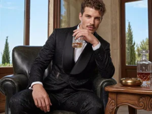 Traje de novio Auguste, pose sentado, color negro tela jacquard, Esmoquin de ceremonia, Atelier Masculini