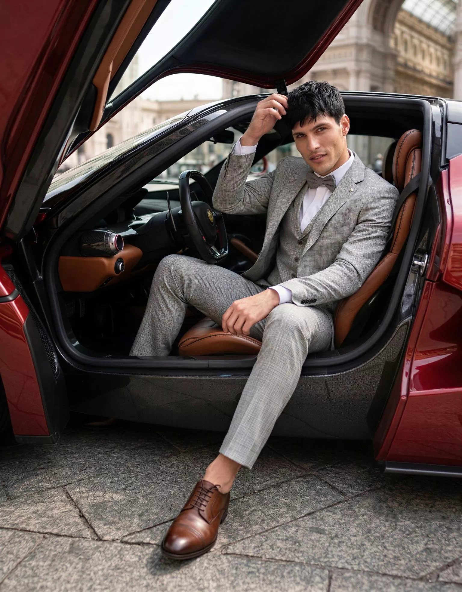 Traje de novio Bora, pose coche, color gris, clásico, Atelier Masculini